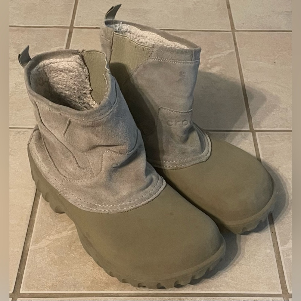 CROCS chunky Ambler tan fur-lined ankle suede slip-on desert boot - SIZE 11